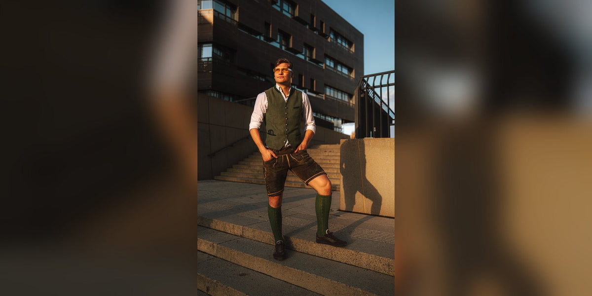 Modell Ornament getragen, ganzes Outfit (abgebildet in Marrone)