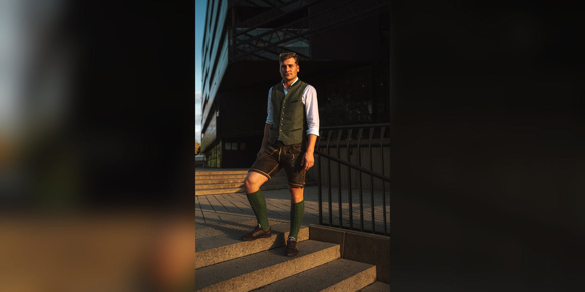 Modell Ornament getragen, ganzes Outfit (abgebildet in Marrone)