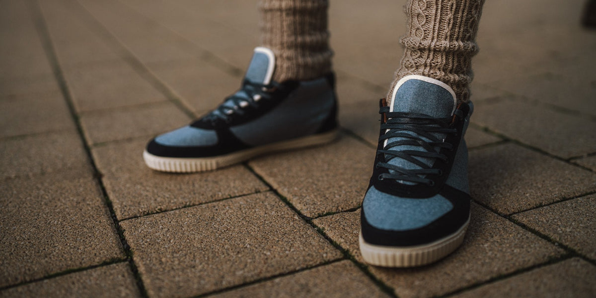 Modell Loden Hightop getragen, Schuhe (abgebildet in Blau)