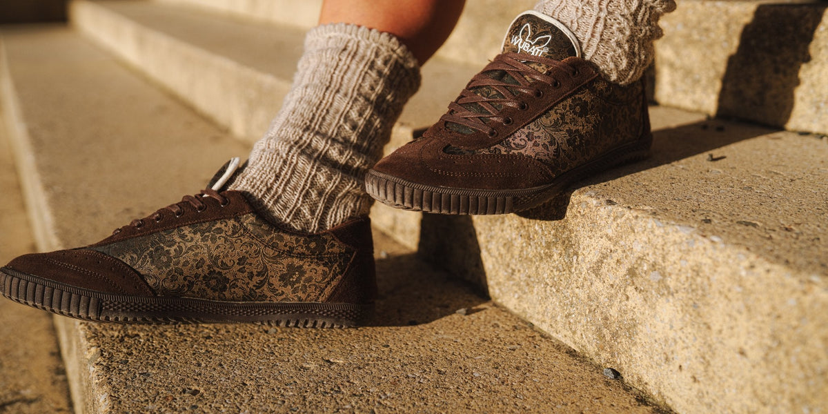 Modell Ornament getragen, Schuhe (abgebildet in Marrone)